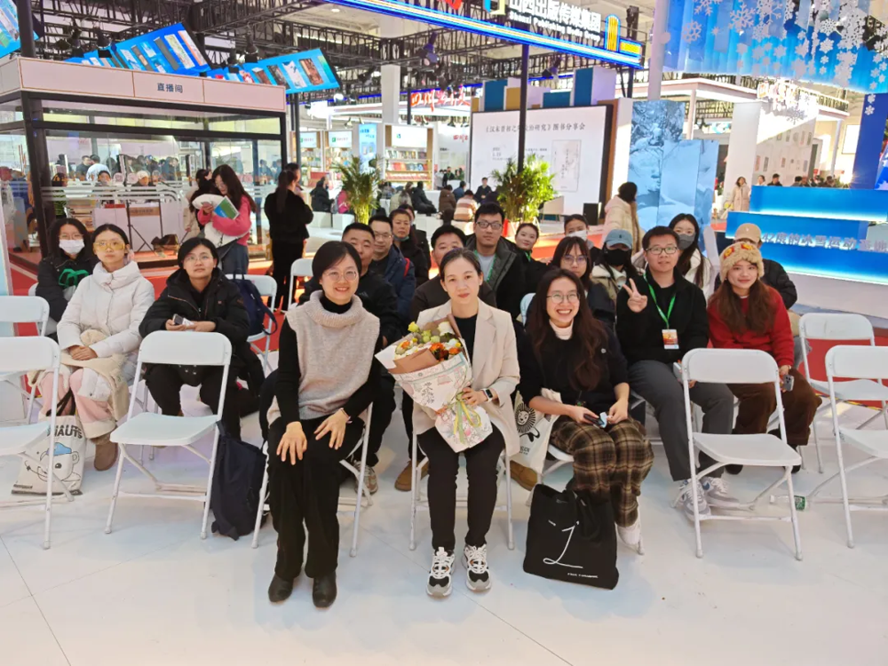 《诗文里的广西·岁时节庆》阅读分享会现场作者与现场读者合影留念