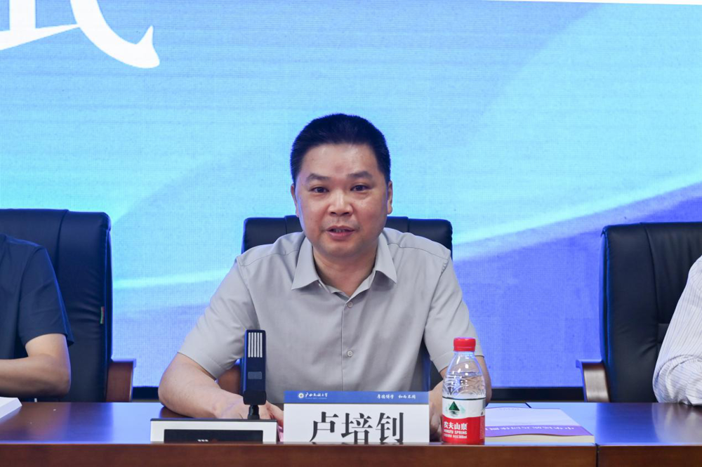 广西出版传媒集团副总经理、总编辑卢培钊致辞