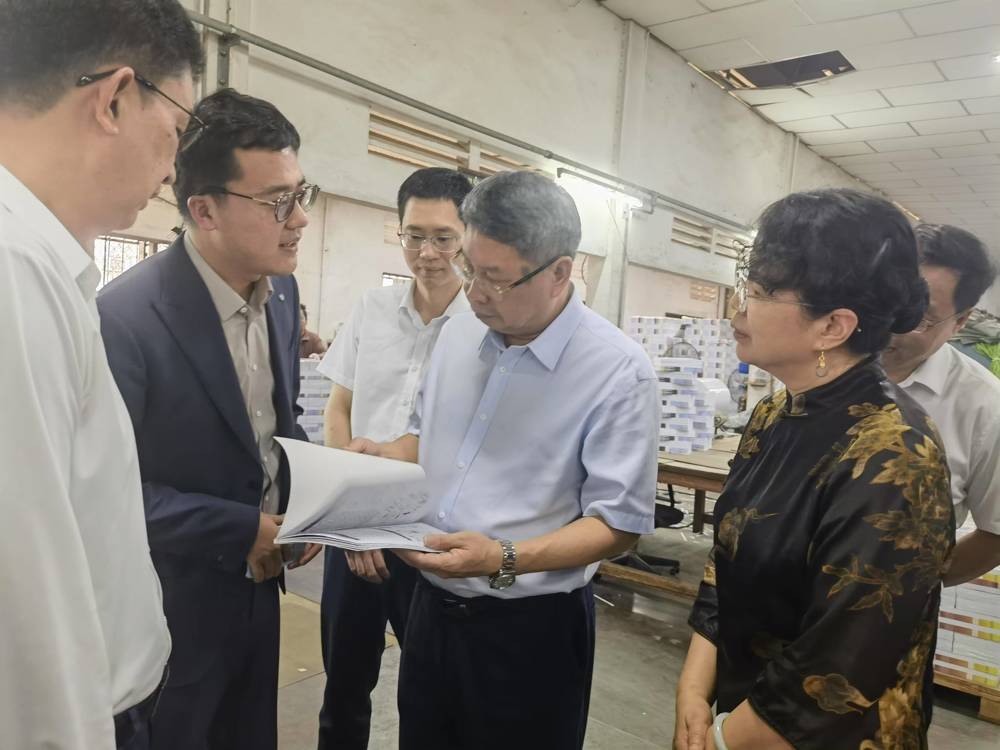 代表团一行参观柬埔寨国家出版发行社印刷车间