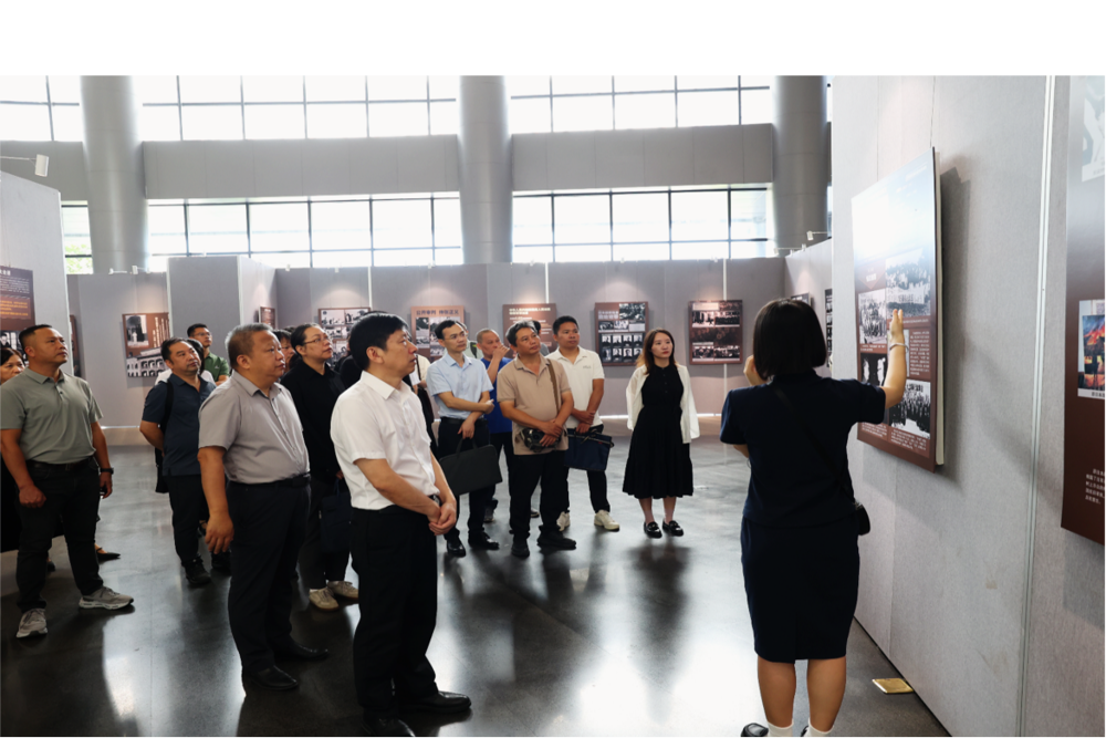 参观“正义审判——新中国审判日本战犯史实特展”